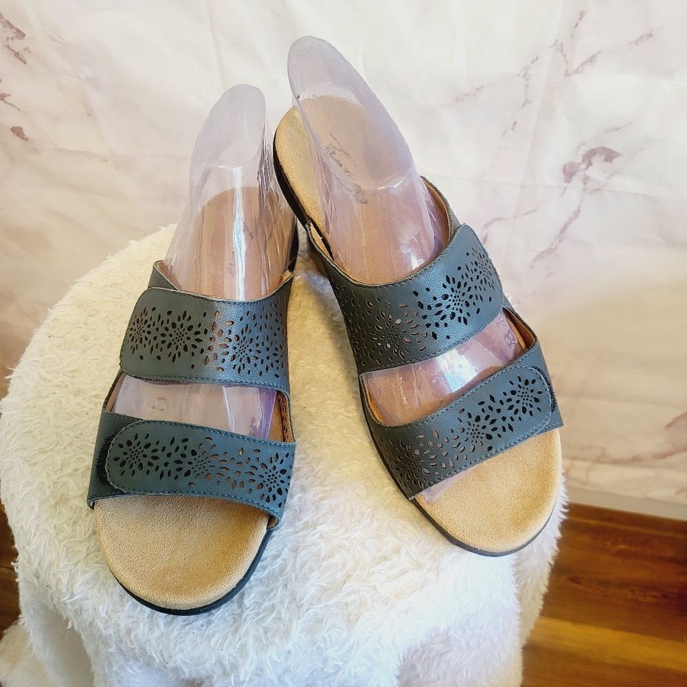 Trotters comfort sandals adjustable velcro straps